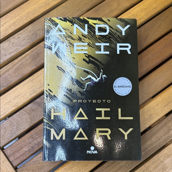 Other - Andy Weir 'Proyecto Hail Mary' Book - Black and Gold